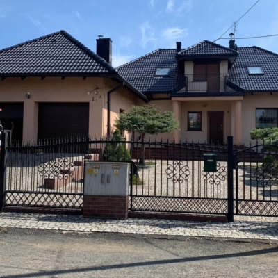 Pojazd Grupy Biotop przy domu z pomalowanym dachem