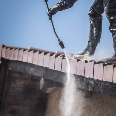 Mycie dachu z dachówki ceramicznej betonowej pod ciśnieniem