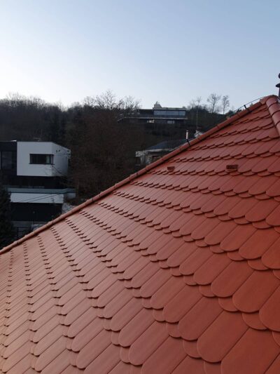 Fragment pomalowanego dachu z czerwonej dachówki