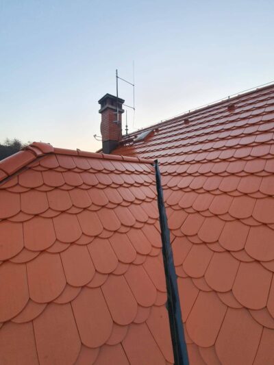 Pomlowany dach na czerwono - Fragment