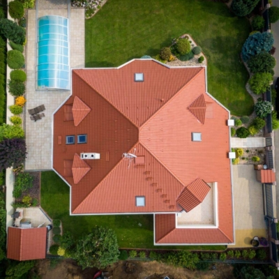 Dom widziny z lotu ptaka z pomalowanym dachem