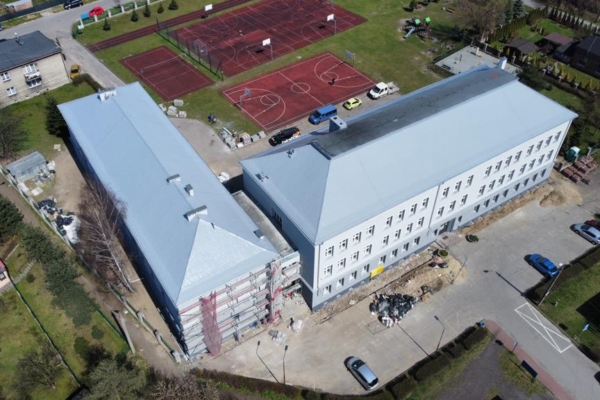 Zdjęcie dachu szkoły po malowaniu dachu