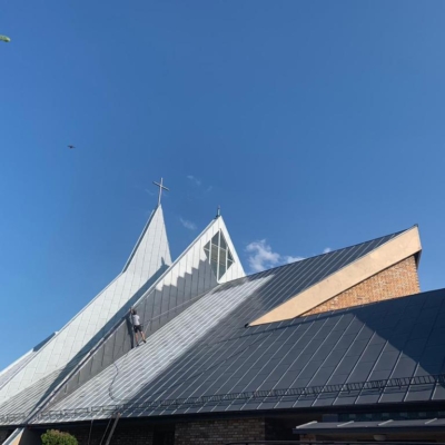 Malowanie dachu kościoła