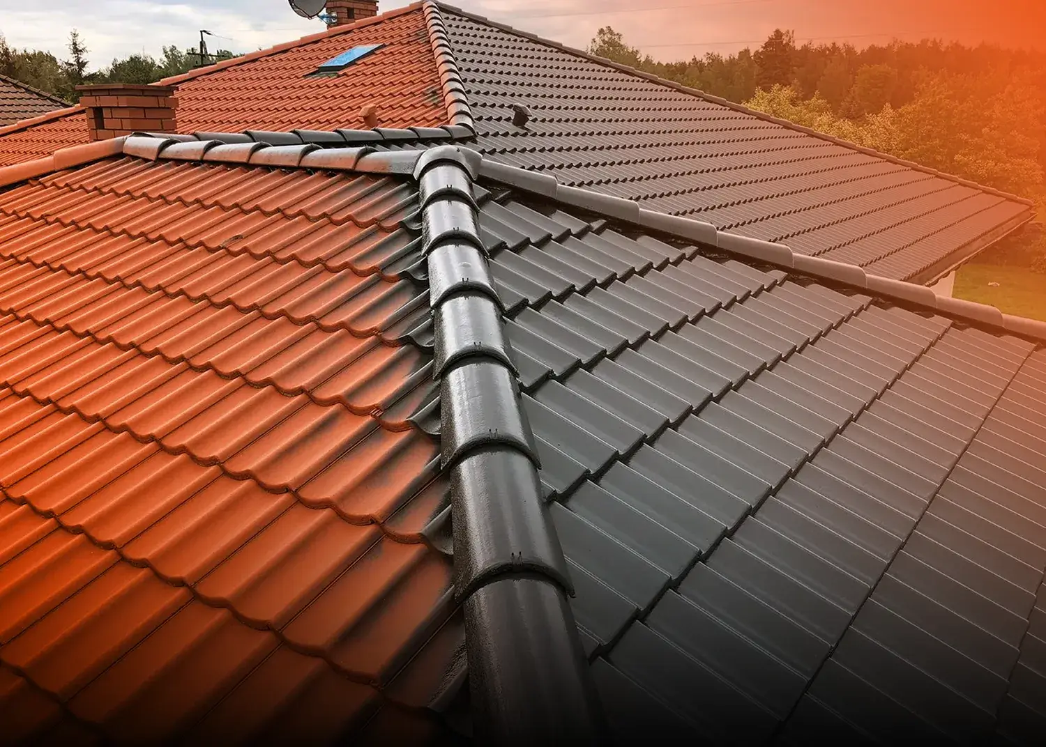 Ile kosztuje malowanie dachu w 2025? Cennik malowania dachówki za m2 i za całość.