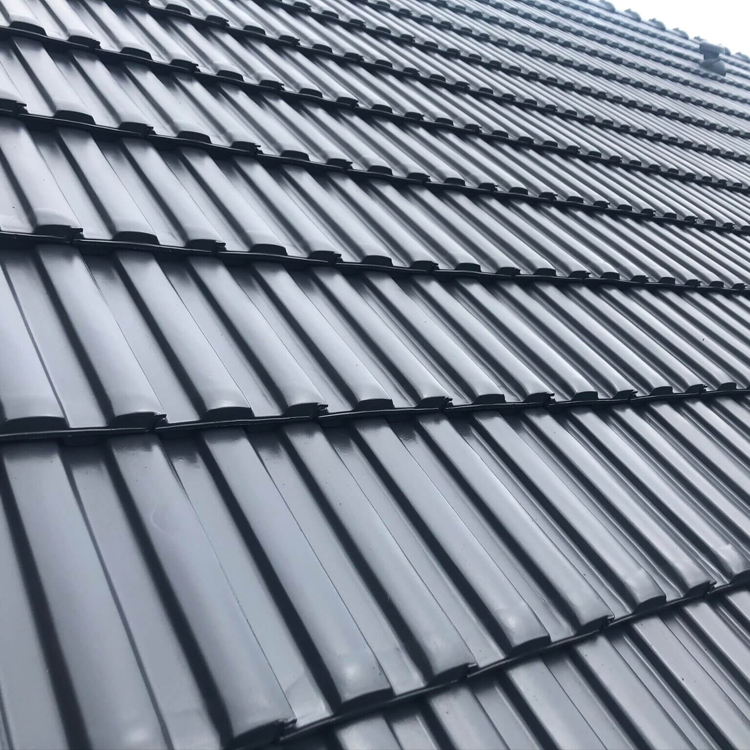 zdjęcie błyszczącego, pomalowanego dachu