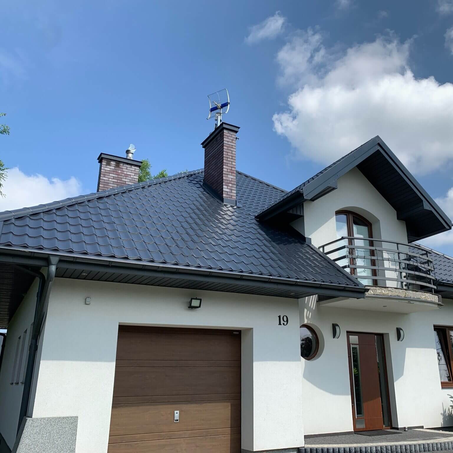 zdjęcie białego domu z czarnym dachem