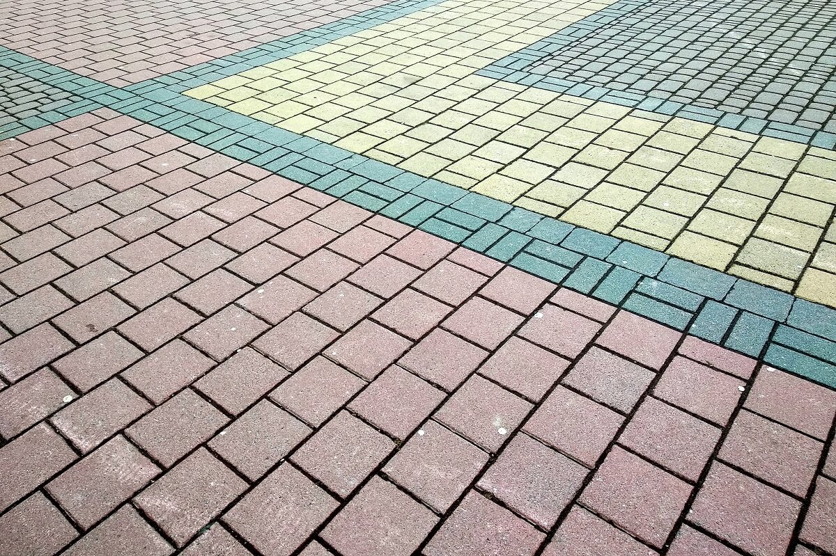 Malowanie kostki brukowej – jak to zrobić i jaką wybrać farbę?